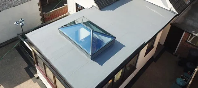Does the warm weather damage a flat roof?